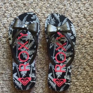 Girls Roxy Lulu flip flops.